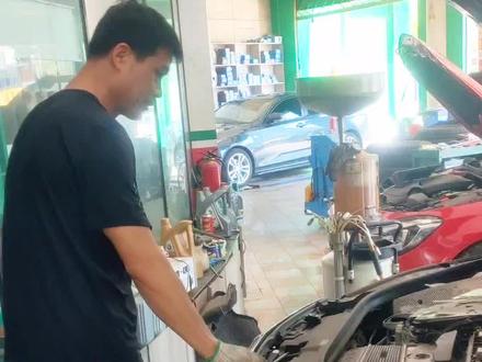 奔驰15分钟换机油……是生活压力越来越大了,还是怪汽修厂越来越没地位了😥#汽车 #现场实拍 #高温下的劳动者