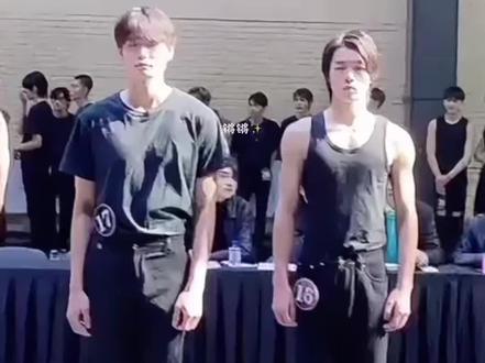 云旗2023年中国国际时装周面试片段,25号高嘉辉同学面试现场,糊糊的也不影响欣赏高哥的帅气台步,大家好像想看模特面试完整一点。特意剪长了些。这个头顶的灯光普通人真扛不住…#云旗 #云熠 #高嘉辉