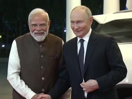 普京时隔四年再访印度,俄印能源合作成焦点之一。中国现代国际关系研究院学术委员会副秘书长丁晓星:印度购买打折俄油,加工后销往欧洲赚差价,引发美国不满;普京访印谋求巩固俄印长期能源关系#新闻今日谈