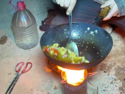 重装单车骑行,露营无人区,弄一个酸辣椒炒鸡美滋滋 #户外美食#旅行 #露营