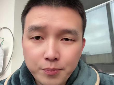 最近的黄金白银暴跌,可以说是一堂生动的风险课。直接的导火索,是美国总统特朗普提名了“鹰派”人物凯文·沃什为下任美联储主席,打破了市场对降息的乐观预期,导致美元走强,贵金属承压。
但更深层的原因,是市场本身已经“高烧”过度。此前黄金一个月涨超30%,白银涨超60%,积累了巨大的获利盘。任何风吹草动都会引发集中抛售,而高杠杆交易和程序化止损,则像多米诺骨牌一样,瞬间放大了跌幅。
这次暴跌说明,没有只涨不跌的市场。它是在给过热的市场情绪“降温”,提醒投资者敬畏风险,远离盲目追高和过度杠杆。尽管长期支撑因素仍在,但短期波动将成为常态,清醒的头脑比黄金更贵。#黄金暴跌 #理财小助手 #用࿆抖࿆音࿆记࿆录࿆人࿆生࿆