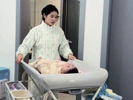 养娃五个月的真实感受,尿布台绝对不是智商税,还好我早早就买了,有了这个尿布台。换尿布,再也不需要弯腰驼背了,可以在上面换衣服,做抚触,还可万向轮设计,走哪推哪,太省妈了#母婴好物#ABC尿布台 #尿布台买了绝对不会后悔 #宝妈分享