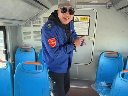 之前确实有把这个门当厕所!公交车500米一站地!所以车内不会设定卫生间!宇通黄海 你更喜欢哪种车型?190路欢迎大家乘坐!#公交驾驶员 #宇通 #黄海 #绿色出行低碳又环保