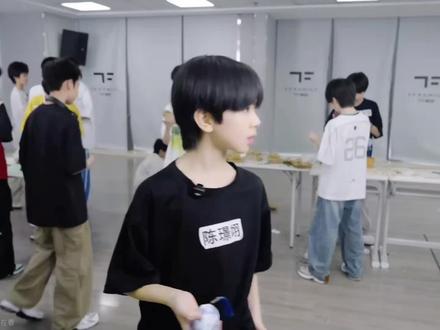 你知道小智璟翊青团的时候我有多想哭嘛 璟翊你别再躲镜头了好嘛我心疼你#TF家族五代#陈璟翊#朱映宸 #智恩涵