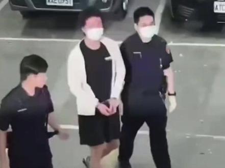 为救逆子狂砸千万,64岁直播撒泼,狄莺是如何把儿子养成恶魔的#狄莺 #狄莺儿子 #孙安佐 #人物 #溺爱