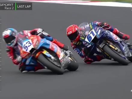 张雪机车5月17日夺冠瞬间 #张雪机车 #WSBK #第五冠 5月17日,20多次缠斗,最终超越夺冠!#世界摩托车锦标赛