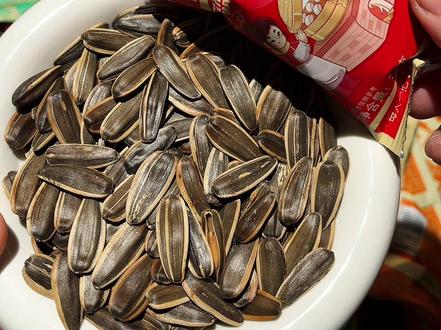 洽洽终于出了大礼袋,里面都是独立小包装,足足六种口味,粒粒饱满越磕越上头!#零食 #洽洽瓜子 #怀旧零食 #零食推荐 #追剧小零食