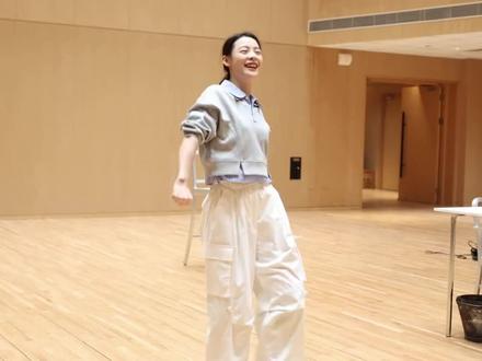 又哭又笑的幕后花絮 每天晚上洗脸的时候,clj有被自己的脸帅/美迷糊吗#陈丽君 #陈丽君卡图兰 #枕头人