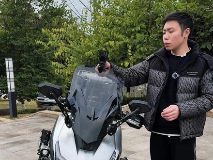 摩托车运动相机支架,夹风挡上非常方便,既能录第一视角,也能拍摄自己骑行画面。#运动相机支架 #摩托车 #第一视角 #五羊本田NWT150