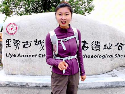 里耶古镇 哥哥姐姐们!今天徒步湘西深山里的里耶古镇,走了两万多步,每一步都踩在历史和烟火里,真的边走边感动到鼻子发酸!不是那种商业化的古镇,没有挤人的网红店,只有藏在酉水河畔的千年故事,还有最暖的人间烟火气,
先跟你们唠唠这条徒步路线有多绝!从酉水河边出发,沿着青石板路往古镇深处走,路边的房子都是老木头搭的,房檐翘得像要飞起来,阳光洒下来落在石板缝的青苔上,走再久都不觉得累。路上遇到阿姨背着刚采的菜回家,会笑着问你要不要喝杯热茶;小朋友在巷子里追着跑,笑声能绕着老房子转好几圈,这才是古镇该有的样子啊!
徒步到古城遗址公园的时候,真的被震撼到说不出话!就是眼前这口17米深的古井,23年前考古队的叔叔们徒手挖了24天,指甲缝都化脓了,硬生生挖出了近3.8万枚秦简,填补了整个秦史的空白😭 摸着冰凉的井栏,想象两千年前的秦人在这里传递文书、记录生活,突然觉得历史一点都不遥远,就藏在脚下的泥土里。徒步路过青铜军阵、秦简铜雕长廊,风吹过的时候,好像能听见当年的车马声,这种和千年历史对视的感觉,真的值得大家亲自来走一趟!
接着徒步去秦简博物馆,里面藏着太多让人惊叹的小细节!你们敢信吗?两千多年前的秦人就会用九九乘法表,还比我们现在多了句“二半而一”,早就有分数概念了;还有写着“迁陵以邮行洞庭”的简牍,竟是中国最早的“信封”,秦朝的快递系统比想象中还高效!馆里有数字人互动,挥挥手就能看到简牍上的文字“活”过来,不用怕看不懂,跟着徒步路线逛下来,从遗址到博物馆,两千年前的大秦生活全懂了,获得感直接拉满💯
徒步完整个古镇,坐在酉水河边吹晚风,看着夕阳把河水染成金色,突然明白为什么说“北有兵马俑,南有里耶秦简”。这里没有刻意的修饰,考古队用双手守护千年文明,本地人用日子延续古镇烟火,徒步两万步,不仅看遍了美景,更读懂了藏在岁月里的坚守和温柔❤️
✅ 徒步路线推荐(省时不绕路):酉水河畔→里耶古街→古城遗址公园→秦简博物馆,全程2-3小时,难度低,老人小孩都能走
#里耶古镇 #抖音热点记忆2025 #湘西小众秘境 景点 #我的旅行日记 #青年创作者成长计划