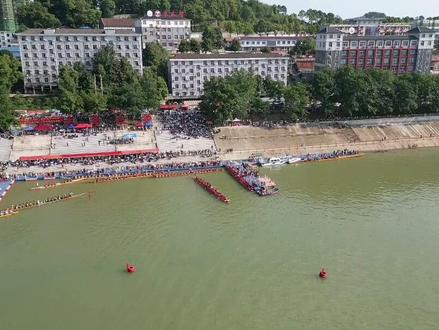 横石和高溶坪热身交流,高溶坪艄公的艄掉水里了,这就是沅陵龙舟的魅力不定因素很多,借用清浪网红的原声助威音#沅陵 #沅陵传统龙舟