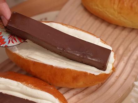 听说发送 我爱我 会有暖心小特效哦~
鸭血鲜奶油面包~
#美食创作人计划