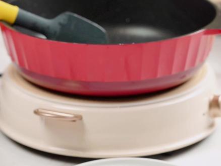 姐妹们学起来啦!不好的清洁习惯不仅会缩短锅的使用寿命,还会导致其他一些不好的后果哦!#zuutii #不粘锅 #深煎锅 #小贵但好用 #不粘锅保养