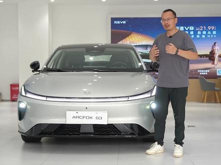 7万内买大空间可换电运动轿车?极狐S3到店实拍体验 极狐S3作为一辆超过4.9米的大尺寸纯电轿车。支持巧克力换电,换电版起售价不到7万元,那么这辆运动可换电轿车的产品实力如何呢?现车已经到店,我们去店里面体验揭晓答案。#极狐S3