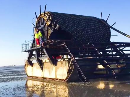 海底电缆是如何铺设的?两台机器前后同时工作,从沙滩铺设到海底 #海底电缆 #涨知识 #基建 #铺设电缆