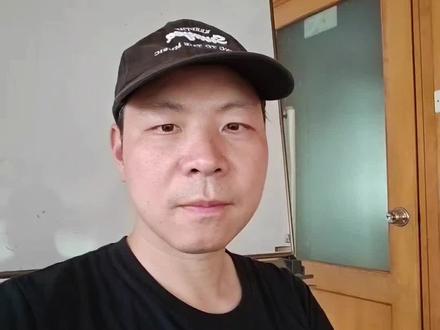 DeepSeek V4 Pro 降价75% DeepSeek V4 Pro把2.5折优惠直接变成常规价!输入3元、输出6元每百万字符,比Claude Sonnet 4.6便宜好几倍。在大模型普遍涨价的当下,它为啥反其道而行?这波调价会引发行业价格战吗?国内难抢的那家模型扛得住吗?#DeepSeek #AI #Claude #codingplan #大模型