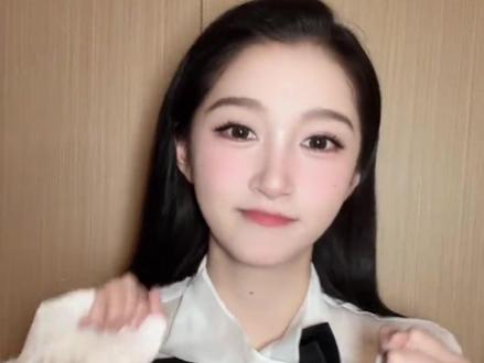 关晓彤依旧这样前排吃瓜~ #关晓彤 #任敏 #此沙 #李昀锐 #朝朝暮暮