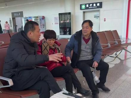 妈妈要上班 要回四川了 我们很快会再见面 爸妈现在已经在飞机上了#记录真实生活 #传递正能量让世界充满爱 @商朝阳 @甘宇翼 寻亲成功(仅此一个号)