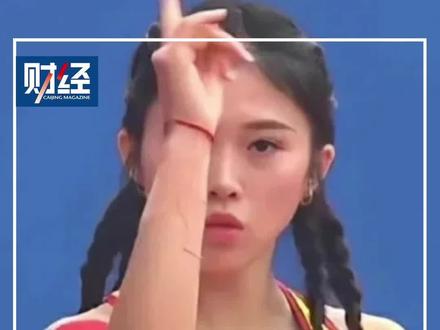 吴艳妮赛前指天招牌动作什么意思?母亲解读:跟外公祈祷保佑她跑出好成绩