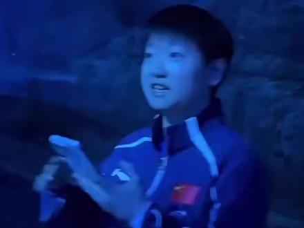 莎莎去看鲨鲨了🦈,还说这个游的有点慢😂
#孙颖莎 #海洋馆 #1104 #新加坡大满贯