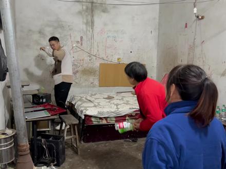 游戏主播电脑被摔,两个女租客拒不承认,嫌弃饭难吃要求重新做 #我的乡村生活 #我的农村生活 #拓拓搞笑吃鸡