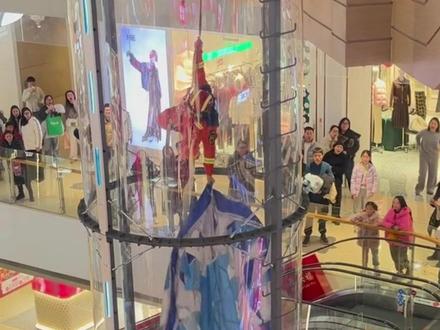 #成都 #龙泉 儿童被大气球吊空中,消防员单手救人#媒体精选计划