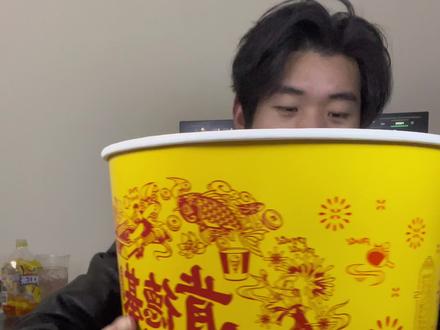 今天厉害了!今天路过kfc发现了一个新品、必须买来尝尝!一个大桶、太好吃了!#美食 #日常vlog #抖音美食创作人
