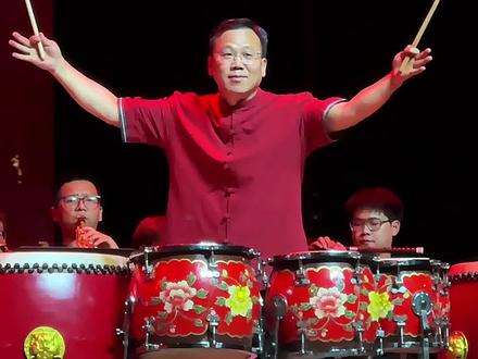 史新刚与吹打乐《龙腾虎跃》:奏响激昂乐章 #打击乐 史新刚老师是一位在音乐领域颇有建树的优秀讲师。他1980年5月2日出生于山西新绛。毕业于乌克兰卢甘斯克国立大学文化艺术学院,获音乐艺术学硕士学位。现任运城学院音乐系唢呐、笙、萨克斯管专业讲师。同时,他还担任着中国民族管弦乐学会唢呐学会理事、山西省唢呐学会常务理事等诸多重要职务。史新刚老师对《龙腾虎跃》的演绎,不仅是对这首经典乐曲的传承和致敬,更是他对音乐艺术不懈追求的体现。他用自己的方式,让更多的人感受到了吹打乐的魅力,为传承和弘扬民族音乐文化做出了重要贡献。相信在他的引领下,会有更多的人爱上吹打乐,爱上民族音乐。#牛指挥 #牛指挥牛徒弟 #感谢官方推广 #非遗戏剧