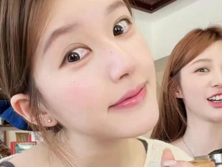 “我摆摊有健康证,没想到吧?很健康啊~”#赵露思 #zls #摆摊 #健康证 #萌物