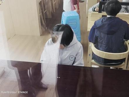 我抖音里面权力的游戏弹奏者我总算找到她了 #重庆市田家炳中学 在我抖音里面有一个喜欢弹奏《权力的游戏》主题曲的同学,每次都没有近距离的接触,第一次出现在我抖音里还是高三年级主任崔海燕老师提供的视频。今天执勤午餐和陪餐后,在图书阅览室发现里面一个女生在弹钢琴,非常好听。于是......