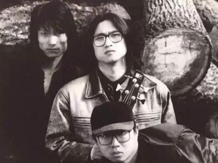 摇滚往事259。【我真的需要】。鲍家街43号乐队。1997年录入乐队首张同名专辑中。这是中央音乐学院地址。也是皮裤以前的乐队。抛去皮裤离队单飞的种种原因不谈。以后的摇滚人物小传我再聊。单说这张专辑。可以列为中国摇滚专辑前十。那时候皮裤真牛逼啊。单晓帆。龙隆。赵牧阳。王磊。一个个鲜活的名字。目前乐队早已解散。
现 在我觉得有些孤单
悲哀的自我有些辛酸
没有爱也没有存款
我真的需要你
只有去幻想才感到一丝温暖
每天早晨我数一二三
爬起来看见阳光灿烂
大街上落叶纷纷
商店里放着怀旧的歌曲
现 在我真的需要
我真的我真的我真的真的需要你
当夜晚降临繁星满天
我灵魂的影子靠在那个墙上
没有脸也没有心脏
在长安街上象朵苍白的花
我听着静脉血的流淌
就象那昨夜漫长而冷漠的细雨
我睁着眼许多门在面前紧闭
现 在我真的需要
我真的我真的我真的真的需要你
每天我疲惫地回到家里
躺在床上听着收音机里的浪漫
回忆着过去的幸福
呢喃着现实的渺茫
爱情是放在兜里的一颗炸弹
生活象件背心破烂不堪
现 在我不再需要啤酒和上帝
现 在我真的需要
我真的我真的我真的真的需要你#摇滚故事 #岁月如歌 #致敬经典 #信仰 #摇滚