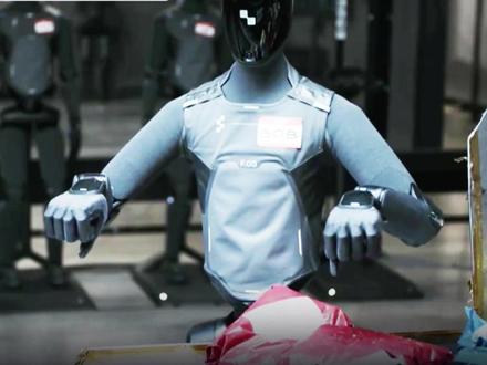Figure 三个机器人全网直播 连干 81 小时不停 Figure AI 旗下三个人形机器人 Bob、Frank、Gary 用自研 Helix-02 神经网络完整 onboard 运行,连续 81 小时不间断作业,分拣 10 万个包裹,零失败。最戏剧的细节是机器人之间自主换班充电。Figure 原计划只跑 8 小时,零失败之后决定不停。
