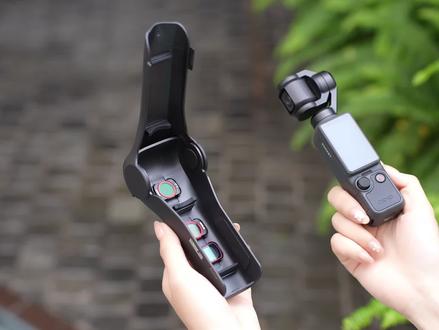 Pocket4翻盖保护壳 入手 Pocket4 后必入的小配件,翻盖保护壳!把云台和镜头全护住,再也不怕包里磕碰。卡扣设计,甩都不掉,打开就能拍,合上就能装,滤镜也能一起收纳,出门拍日常、旅行都超轻便,太实用啦。
#大疆Pocket4#Pocket4配件#老冷运动相机配件