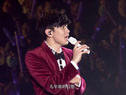 林俊杰《修炼爱情》经典现场!忘不了那个人就投降 据林俊杰回忆,16岁时,有位印尼华侨女生向他告白,主动会送早餐到他家,但林俊杰没有“触电”的感觉,婉拒她的好意。虽没成为情侣却变成好朋友,她还牵红线让林俊杰认识了当时的初恋情人,但两个人交往了几个月,草草收场。然而在1997年,这位女友人搭上了死亡航班,飞机在空中粉碎性解体,机组人员和乘客无一生还。“我在隔天看报纸,在遇难名单上看到她的名字,从遗物照片中清楚的看到了自己的照片......”突然的事故让林俊杰难以接受,一直将这段回忆存封不向谁提起,“当时还太小,不懂该怎么去表达那种情感,也不敢去面对这件事。”林俊杰说。
#神级现场 #音乐现场 #星痕共鸣