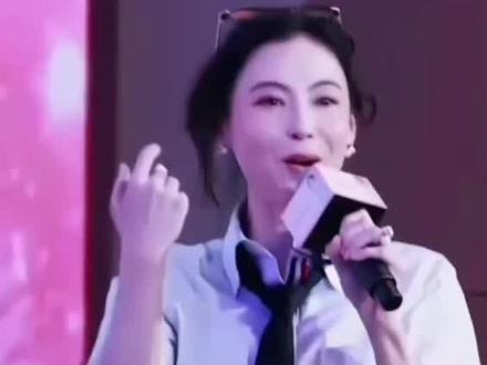 阔别多年,张柏芝正式签约华纳重启音乐事业,舞台上她手持麦克风,用真诚嗓音宣告回归乐坛。#张柏芝#娱乐明星#情感故事音乐八卦站