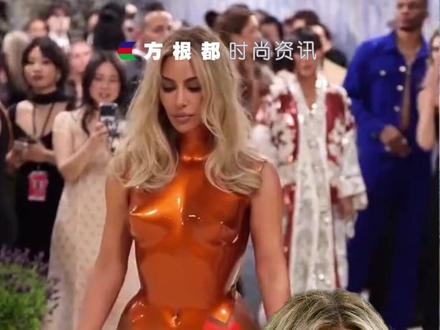 显化显化!靠真人秀出圈,到2026年家族总身家近40亿美元,太后Kris Jenner 的显化魔法🪄也是备受大家喜爱。MetGala红毯她家就来了四个人👭🏻👭🏻因为她们和主办方桑切斯是好朋友。金·卡戴珊穿Allen Jones 特别定制,Kendall Jenner 穿Gap 特别定制,Kylie Jenner 穿Schiaparelli 特别定制!#时尚 #卡戴珊#金卡戴珊#金小妹#肯豆