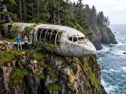 夫妻俩进山时,在悬崖边遇见一个废弃的飞机,然后俩人合力打造出了一个漂亮的庇护所,太厉害了#建造 #建造庇护所 #荒野建造