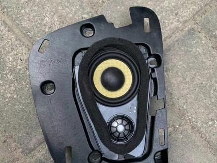 来个长篇大论,把拆车xc90环绕喇叭,改成#沃尔沃xc60中置喇叭,重点就是1.买转接头或者并联到其他一路2.匹配好的音频线里面有电阻,不要拆。
其他就看动手能力了