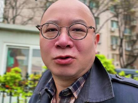 美伊停火两周别太乐观 中东停火,别太乐观。4月8日,中东传来美伊两周停火并开启谈判的消息,全球市场瞬间狂欢。国际油价断崖式下跌,WTI原油一度暴跌近20%,布伦特原油跌幅超16%,在95美元/桶附近盘整。全球股市全线大涨,A股上证指数、深证成指分别收涨2.69%、4.79%,创近18个月最大单日涨幅;美股三大指数期货均涨超2%,日经225指数涨超5%,韩国KOSPI指数涨近7%。市场风险偏好显著回升,资金从避险品种流向成长与周期板块。
1、局势反复,市场脆弱。短暂狂欢仅持续一日,4月9日局势突变,伊朗发生新爆炸,霍尔木兹海峡被宣布再次关闭,多艘油轮被迫返航。消息一出,全球股市迅速回归压抑走势,亚洲股市应声回落,美股期货大幅低开,道琼斯指数跌超500点,纳斯达克指数跌超2%。油价从日内低点反弹超5%,凸显能源市场极度脆弱。这一反复并非意外,中东问题积非一日,解决非一朝一夕,反复是其必然逻辑。
2、上半年影响恐难消。中东局势对全球市场的扰动,今年上半年恐持续存在。霍尔木兹海峡承载全球约30%海运原油贸易,其通行受阻直接推高全球航运与能源成本,供应链恢复需时间。同时,地缘风险与通胀预期交织,市场对美联储货币政策预期反复,进一步加剧资产价格波动。投资者需对局势反复做好心理准备,以理性、长期的视角看待市场波动,避免被短期情绪左右。
以上是根据公开信息做的个人独立分析,市场有风险,投资需谨慎。