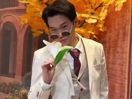 李飞李飞勇敢飞,铁男做你的脊椎! #喜人奇妙夜 #喜人奇妙夜2#我叫李飞#周铁男开理想MEGA唱我叫李飞