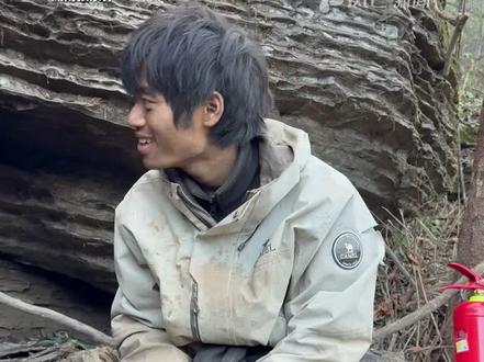 张家界七星山荒野求生挑战赛 #荒野林北无时无刻不思念着家人 外婆离开多年 荒野中只能唱歌怀念,“有些想念的人只能看看照片了” #张家界七星山 #荒野求生 #荒野林北 #思念