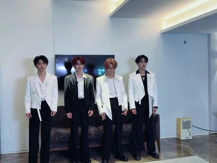 「时代少年团」系列纪录片《光辉岁月》—当季:世界温柔转身,万物皆成记忆。他们不追季节,他们就是季节。时代正当季…#时代少年团 #严浩翔 #丁程鑫 #马嘉祺 #张真源