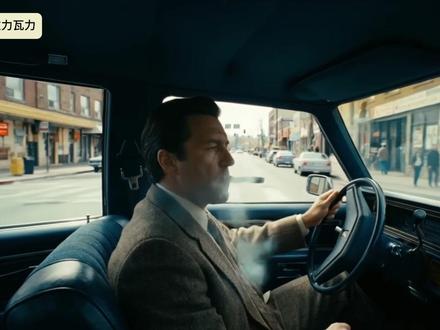 如何使用才能发挥可灵 3.0 的巨大潜能 Higgsfield 已经全面接入可灵 3.0。AI 创作博主 ADIL 用大量真实场景测试了可灵 3.0,从情绪表演、多镜头叙事,到高难度的运动物理、碰撞场面、视觉特效和复杂运镜,基本把它推到了极限。测试过程中,他尝试了上千条提示词,发现一个很重要的变化,可灵 3.0 不只是画面更清晰了,而是真的开始理解视频在时间上的逻辑,比如什么时候该发生什么,镜头为什么要这样移动。
ADIL 反复强调的一点是,提示词当然重要,但关键帧更重要。一张高质量的起始画面,往往比写得完美的提示词更管用。可灵 3.0 对细节的理解能力很强,只要指令清楚,它通常能按预期执行,但前提是你给了它一个足够好的起点。
在多镜头方面,可灵 3.0 的提升非常明显。多镜头不再只是简单切换视角,而是能形成连贯的叙事。镜头之间有因果关系,节奏也更像真实影视作品。角色一致性的问题也有了实用解法,通过独立角色元素的方式,可以在不同镜头中保持人物稳定,不容易出现变形或 “换脸” 的情况。
在物理和特效测试中,可灵 3.0 表现得相对可靠。无论是跑步、跳跃、摔倒,还是赛车碰撞、追车戏,动作的前后逻辑基本成立。即便在高复杂度画面里,画面结构也比较稳,很少出现整体崩坏。镜头光晕、散景、慢动作这些细节,也能在整个片段中保持一致,而不是只在某一帧看起来正确。
一个很有意思的点是运镜。很多镜头看起来流畅,并不是因为动得多,而是因为 “有目的”。推进、跟随、切换焦点都服务于画面叙事,这也是为什么整体观感更接近真实拍摄,而不是随机生成的动画。
#可灵 #Higgsfield #AI视频 #人工智能