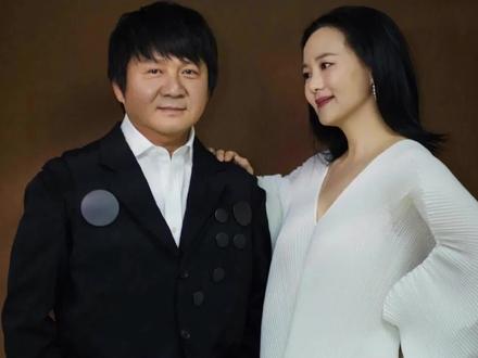 咏梅与栾树结婚已经15年,曾经有人问咏梅:“相恋这么多年?你都得到了什么” 咏梅说:“只要他在我身边 就是最大的安慰。”
#咏梅#栾树#柏林影后#黑豹乐队#爱情