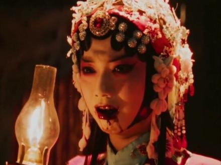 短剧天花板《Eenmy》的双烈传,夯爆了! #民国篇 陈桥头是卢沟桥头
陈巷口是南京巷口
想救的30人
是留在南京的30万同胞
最好的爱国教育从不是枯燥的说教
少年当知山河无恙
皆因先辈以身殉葬。二人是乱世梨园之中情意暗生的知己。身处山河飘摇、外敌入侵的动荡年代,梨园戏台是方寸天地,家国大义却是心中信仰。侵略者威逼利诱,逼迫二人登台献唱,屈膝讨好外敌,换取安稳荣华。
可他们一身傲骨,宁折不屈。深知身为华夏儿女,绝不为侵略者粉饰太平,绝不低头辱没民族尊严。面对强权压迫,二人坚守本心,宁死不从,不肯折腰媚敌。
最终在乱世洪流里,携手从容赴死,舍身殉国,以血肉之躯守住梨园风骨,守住华夏儿女不屈的民族气节。前世没有圆满情爱,只有乱世悲情,与刻入灵魂深处、跨越生死的执念羁绊。#煎饼果仔 #夏天妹妹 #逃出大英博物馆 #双烈传 @抖音 @抖音Dou+上热门 @抖音媒体内容优推官 @抖音小助手 @豆包 @抖音创作灵感 @抖音创作者大会