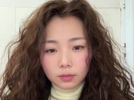 晚上洗头发不打理,睡觉起来炸毛了。我来教你怎么打理很好看。视频有点长哦#法式羊毛卷 #羊毛卷 #打理羊毛卷教程 #usvthy泡沫发蜡