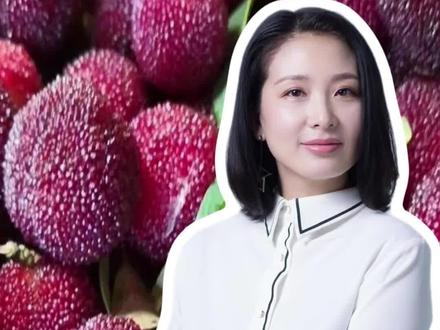 福建漳州龙海区杨梅收购点被曝违规使用脱氢乙酸钠和甜味剂浸泡,问题杨梅销往上海、嘉兴等地。当地连夜查封5家涉事点,查扣问题杨梅超700公斤及违规添加剂20公斤,行政立案12起、刑事立案2起,刑拘5人。但信任已崩,福建杨梅遭多地禁入、订单断崖下跌,果农面临“采了没人要,不采烂在地”的绝境。有农户哽咽呼吁不要一棍子打死,可消费者也委屈:肉眼谁能分辨杨梅是否泡过药?真正解药在于全程透明——像上海部分市场那样“带证上市”,产地送检、市场复检、结果公示,加上对黑心商贩严刑重罚。果农的眼泪和消费者的恐惧都是真的,信任只能靠零容忍的监管和最透明的检测重建。#媒体评泡药水杨梅事件#漳州“药水杨梅”事件5人被刑拘#如何鉴别问题杨梅#浙江多举措为杨梅正名#泡水杨梅避坑指南