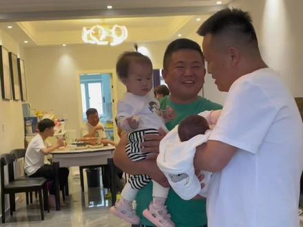 #男人带娃系列 果然闺女才是男人的最爱,一个个都成了女儿奴😂#满眼宠溺 #爹带娃