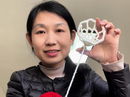 这个蜘蛛侠玩偶已经变身成功啦!谢谢朋友们的评论与建议!#蜘蛛侠玩偶 #蜘蛛侠挂件 #钩织日常#新手钩织