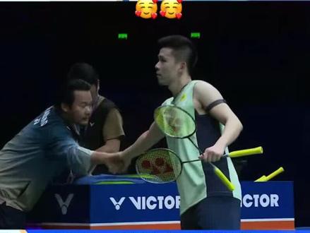 阿祖退赛、昆昆冠军🏆啦、昆昆还是很大方的一下送2把拍🏸️🥰🥰#昆拉武特 #陆光祖 我觉得陆光祖打的挺好的,没必要输了就骂呀😂😂而且真的受伤了#国羽 #羽毛球精彩片段